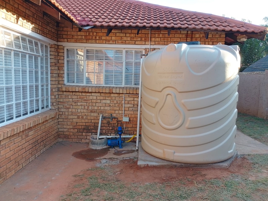 To Let 3 Bedroom Property for Rent in Azalea Park North West